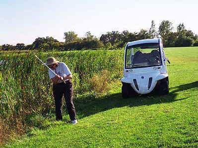 jill-golfing.jpg (61093 bytes)